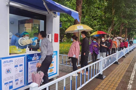 核酸采樣志愿者們上崗。孫金梅攝