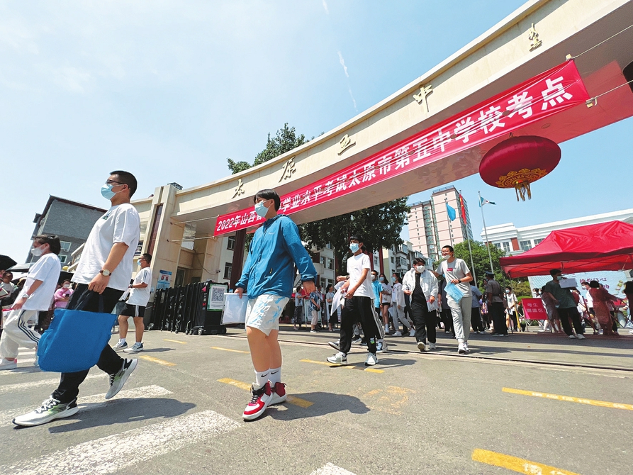 六月二十日，中考太原五中考點(diǎn)，完成首門考試的考生滿懷信心走出考場。記者李兆民攝