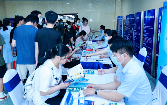 大學(xué)生現(xiàn)場(chǎng)咨詢(xún)創(chuàng)業(yè)政策。長(zhǎng)沙市人社局供圖