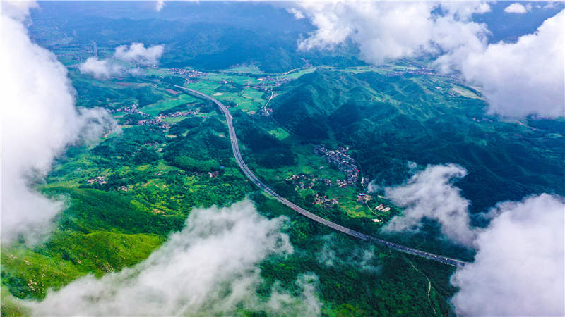 湖南省常寧市廟前鎮(zhèn)泉井村，云霧繚繞，青山蒼翠，公路蜿蜒，秀美如畫。周秀魚春攝