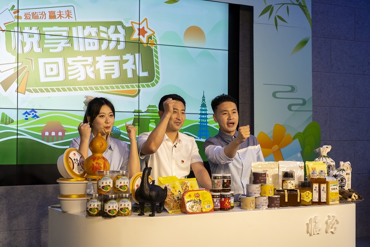 6月3日下午，在臨汾原產(chǎn)地商品體驗(yàn)店，曲沃縣副縣長(zhǎng)樊奇選對(duì)當(dāng)?shù)氐霓r(nóng)特產(chǎn)品、旅游景點(diǎn)進(jìn)行了推介代言。鄭遠(yuǎn)飛攝