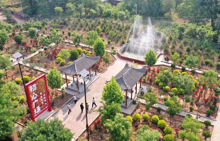 初夏時(shí)節(jié)，襄汾縣鄧莊鎮(zhèn)澗溝村初心廣場(chǎng)內(nèi)一派迷人的鄉(xiāng)村振興新圖景。李現(xiàn)俊攝