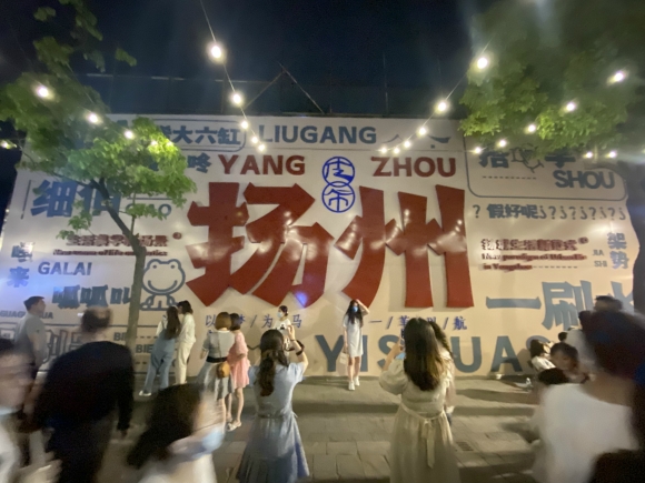 古運(yùn)河畔的皮市街充滿市井氣息。 人民網(wǎng) 張玉峰攝