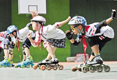 6月23日，邯鄲市邯山區(qū)實(shí)驗(yàn)小學(xué)的學(xué)生在練習(xí)輪滑。 當(dāng)日是國(guó)際奧林匹克日，該小學(xué)開展了“我運(yùn)動(dòng)、我健康、我快樂”為主題的體育活動(dòng)，通過足球、籃球、武術(shù)、輪滑、擊劍等運(yùn)動(dòng)，讓學(xué)生們享受運(yùn)動(dòng)健身的快樂，感受運(yùn)動(dòng)的魅力。 河北日?qǐng)?bào)通訊員 郝群英攝
