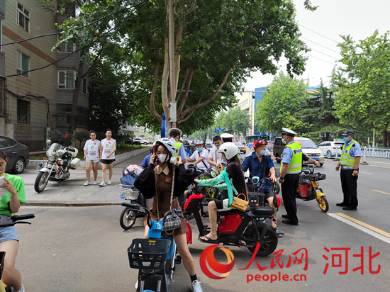 石家莊交警在查處非機動車違章。人民網祝龍超攝