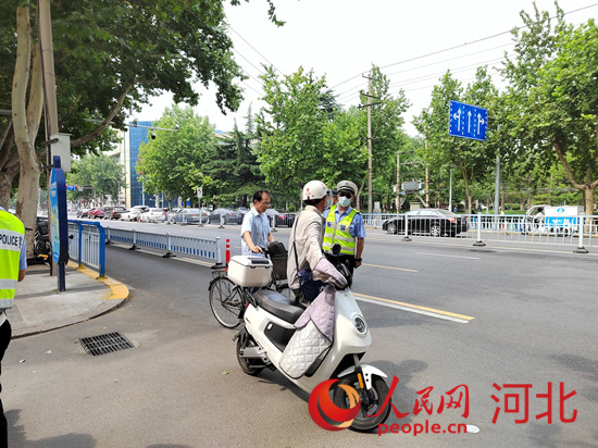 石家莊交警在查處非機動車違章。人民網祝龍超攝