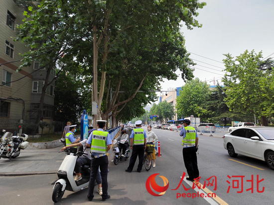 石家莊交警在查處非機動車違章。人民網祝龍超攝