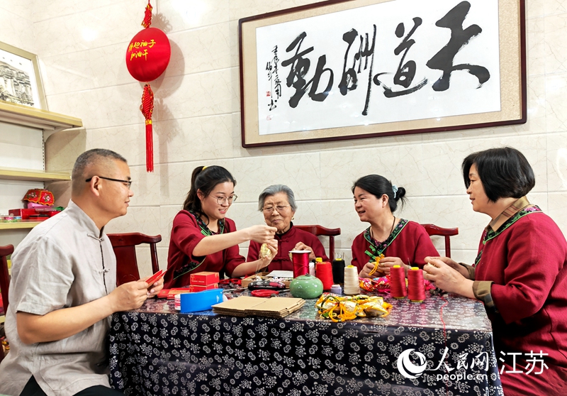 王秀英老人指導(dǎo)孫女制作香包。人民網(wǎng) 閆峰攝