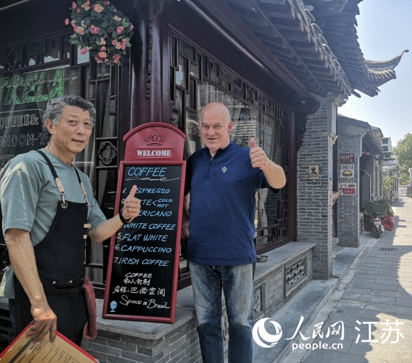 愛逛古巷的巴西人和揚(yáng)州朋友在仁豐里開了一家西餐廳。 人民網(wǎng) 張玉峰攝