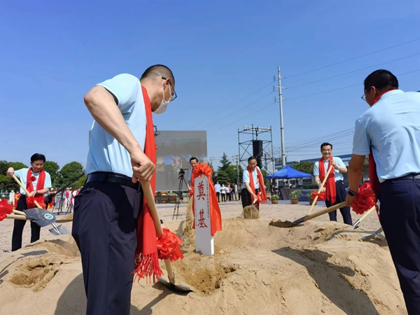 作為今年荷花節(jié)“開場(chǎng)秀”，理士新能源智造園區(qū)項(xiàng)目正式開工。人民網(wǎng) 馬曉波攝