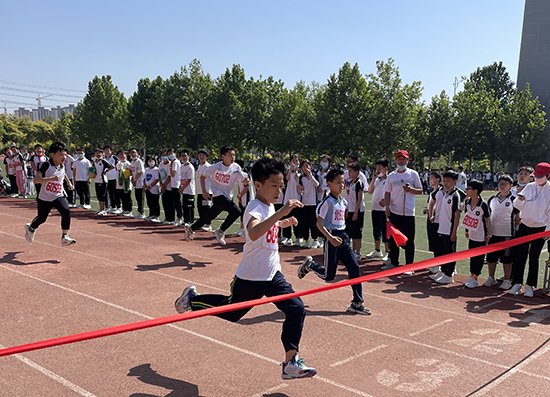 河北省威縣第四小學(xué)學(xué)生組織短跑比賽。 趙國(guó)華攝