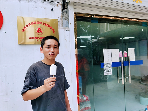 2過路司機(jī)在驛站冷飲。人民網(wǎng)記者王繼亮攝.jpg