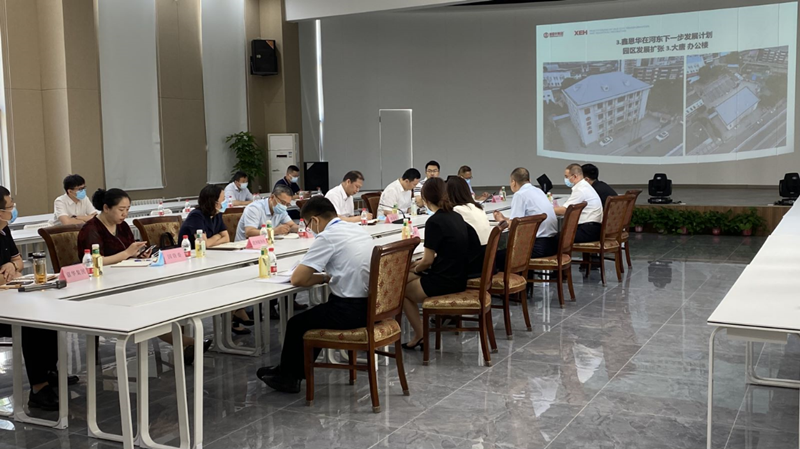 河東區(qū)委書記范少軍一行深入老電建公司辦公園區(qū)就盤活園區(qū)工作進行部署研究。河東區(qū)供圖