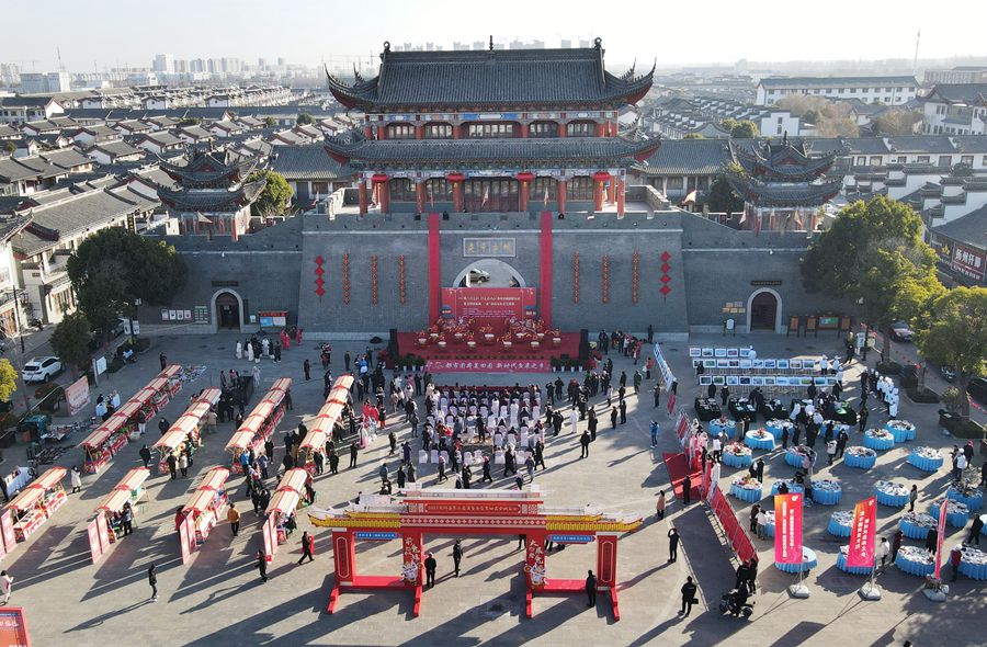 城門掛春聯(lián)，金湖沖刺“開門紅”。陳義寶攝