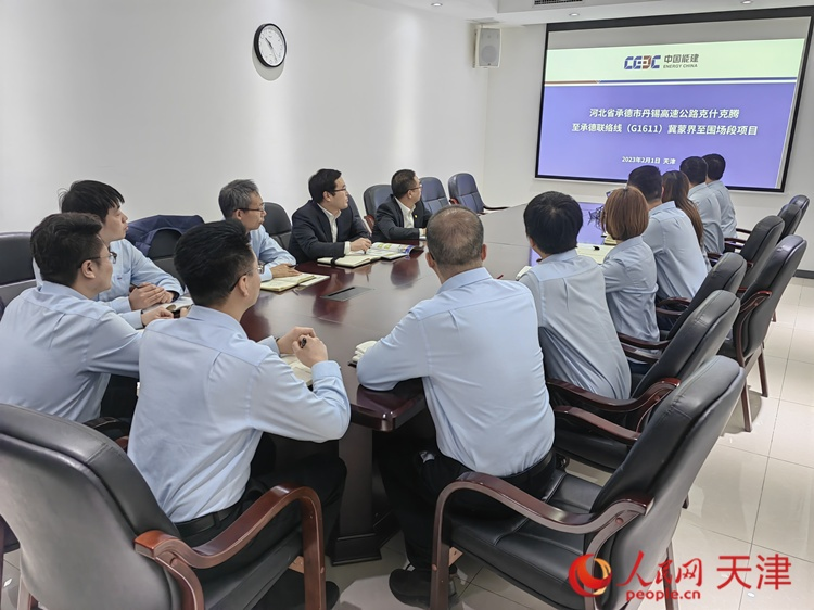 近日，中能建路橋工程有限公司領(lǐng)導(dǎo)班子成員與員工開會(huì)討論，如何根據(jù)今年的項(xiàng)目招聘合適的優(yōu)秀人才。  人民網(wǎng) 孫翼飛攝