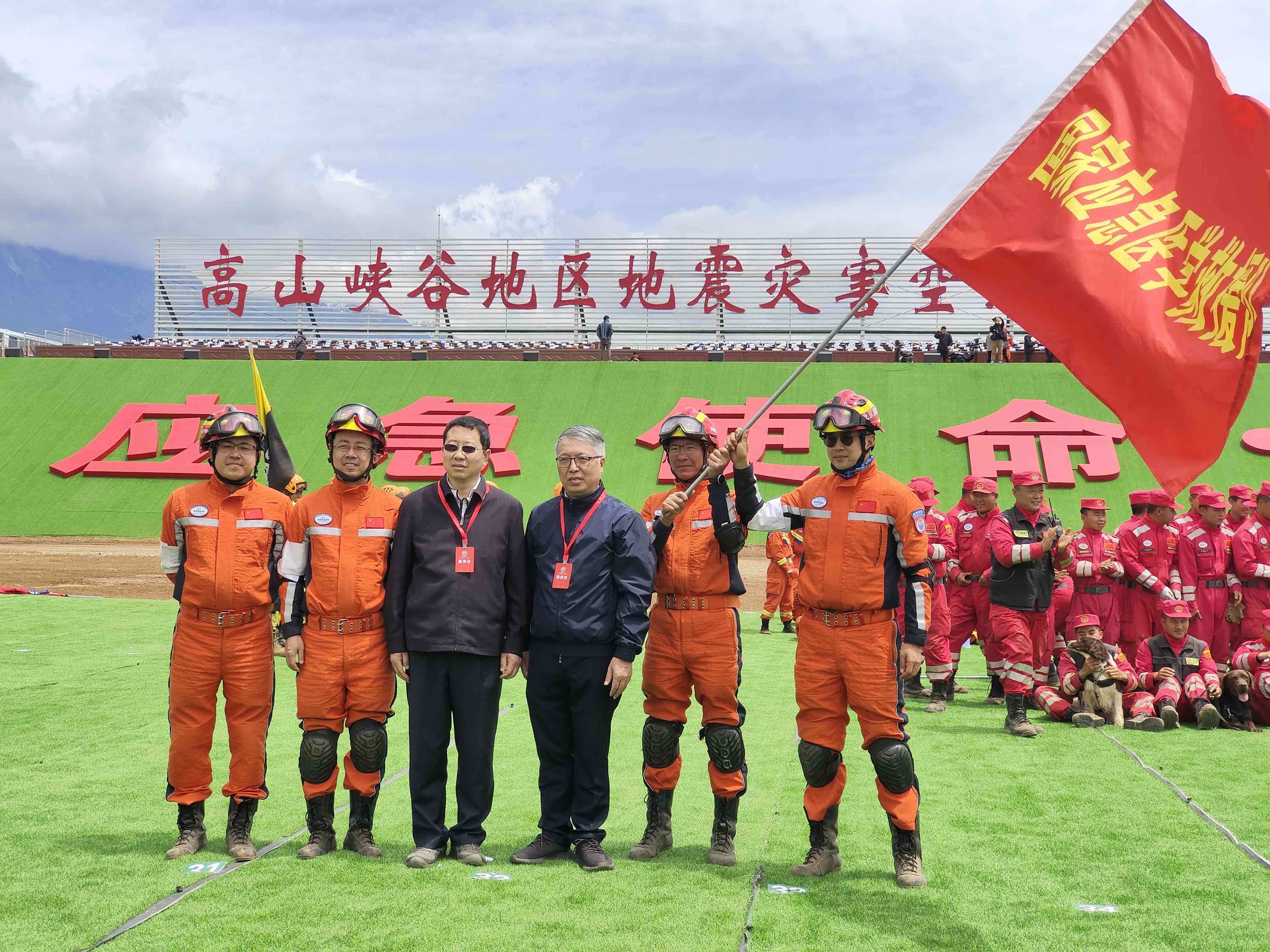 呂國忠以總領隊身份，帶領國家應急醫(yī)學救援隊演練。受訪者供圖