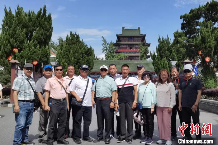 圖為臺(tái)灣新北市永和區(qū)里長聯(lián)誼會(huì)江西參訪團(tuán)一行在南昌滕王閣前合影。　柳曉丹 攝