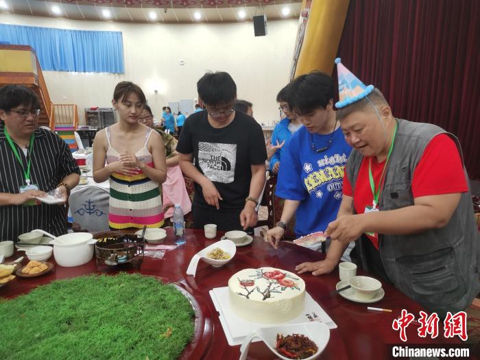 圖為內(nèi)蒙古臺(tái)辦為臺(tái)胞過(guò)生日?！±類燮?攝