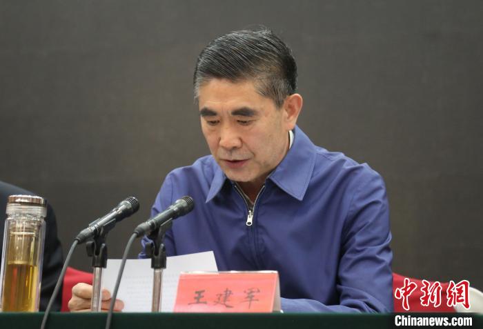 圖為青海省委書(shū)記王建軍出席會(huì)議并作講話(huà)。　張?zhí)砀?攝