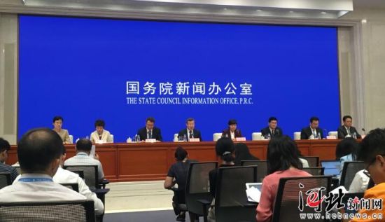 8月26日，國務(wù)院新聞辦召開國務(wù)院政策例行吹風(fēng)會(huì)。圖為吹風(fēng)會(huì)現(xiàn)場(chǎng)。 記者李巍攝