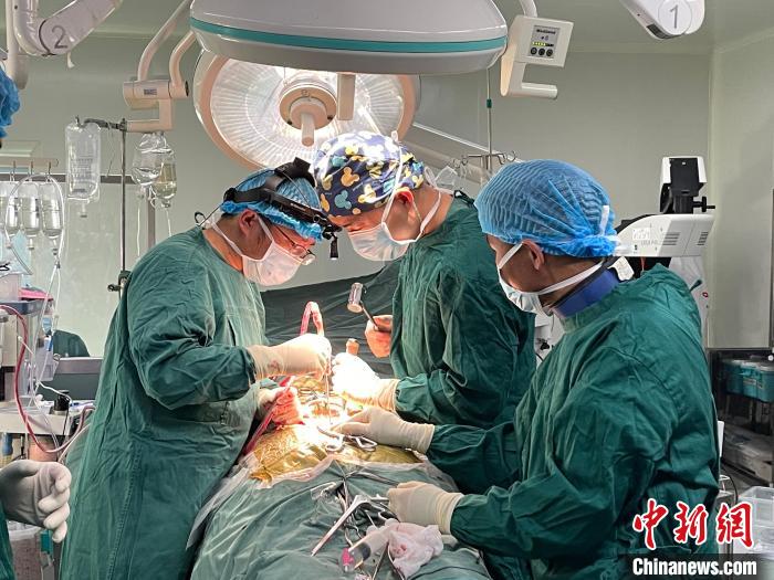 圖為在北京援藏醫(yī)療隊專家指導下，多項新技術(shù)使用到脊柱疾病的手術(shù)中。(資料圖) 拉薩市人民醫(yī)院脊柱外科供圖
