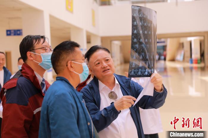 上海專家們采用“一對一”指導等方式，帶動日喀則市人民醫(yī)院科室、醫(yī)生業(yè)務水平的提升。　上海交大醫(yī)學院供圖
