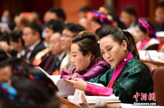 1月5日，次旦卓嘎(右一)在拉薩參加西藏自治區(qū)第十一屆人民代表大會(huì)第五次會(huì)議第二次全體會(huì)議。西藏自治區(qū)人大代表次旦卓嘎來自日喀則市定日縣，定日縣被稱為“洛諧故鄉(xiāng)”，作為西藏民間歌舞，洛諧已被列入中國國家非物質(zhì)文化遺產(chǎn)項(xiàng)目名錄，這是集歌、舞、樂、彈唱于一體的綜合藝術(shù)形式。參加完西藏2022年新年音樂會(huì)的次旦卓嘎告訴記者，每年參加的基層演出可達(dá)80場，“我希望用最純粹的方式，把最好的聲音帶到西藏乃至中國的各個(gè)角落。” <a target='_blank' href='/'><p  align=