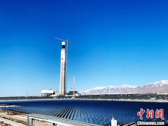 圖為地處柴達木盆地的光伏電站。　孫?！z