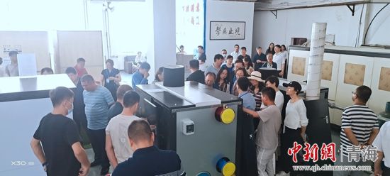 圖為行業(yè)內人員進行項目參觀。 活動主辦方供圖
