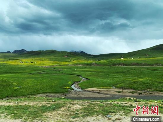 自2005年啟動三江源生態(tài)保護(hù)和建設(shè)工程以來，果洛州共治理黑土灘315.11萬畝，使果洛州生態(tài)環(huán)境15年來得到明顯好轉(zhuǎn)?！O睿 攝
