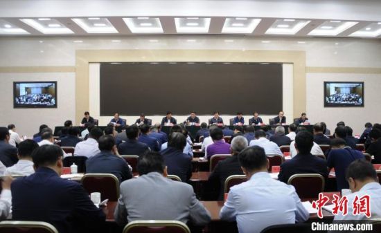  圖為青海省生態(tài)環(huán)境保護警示教育大會現(xiàn)場?！?zhí)砀！z 　　