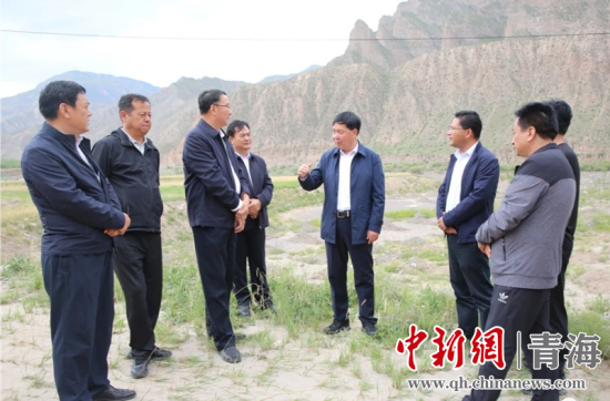 圖為黃南州有關(guān)領(lǐng)導(dǎo)現(xiàn)場踏勘、督導(dǎo)生態(tài)環(huán)保責(zé)任落實情況現(xiàn)場。黃宣攝