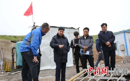 圖為黃南州有關(guān)領(lǐng)導(dǎo)現(xiàn)場踏勘、督導(dǎo)生態(tài)環(huán)保責(zé)任落實(shí)情況現(xiàn)場。黃宣攝