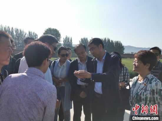 圖為杜德志在基層調(diào)研。受訪者供圖