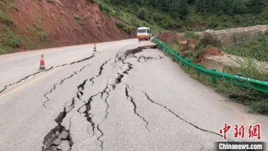 圖為發(fā)生路基下沉滑移險情的路段。果洛公路總段供圖