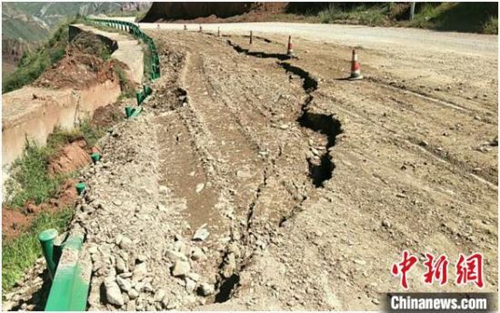圖為發(fā)生路基下沉滑移險情的路段。果洛公路總段供圖