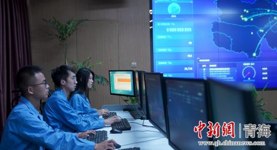 圖為國網(wǎng)青海電力大數(shù)據(jù)中心工作人員正在監(jiān)控綠電相關(guān)數(shù)據(jù)。王國棟攝