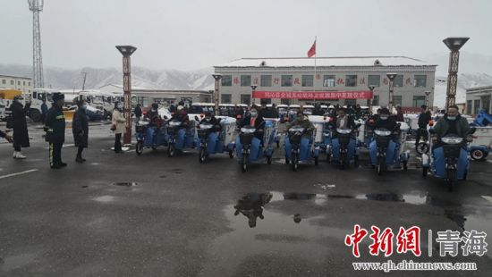 圖為環(huán)衛(wèi)設(shè)施集中發(fā)放儀式現(xiàn)場。甘恩超 攝