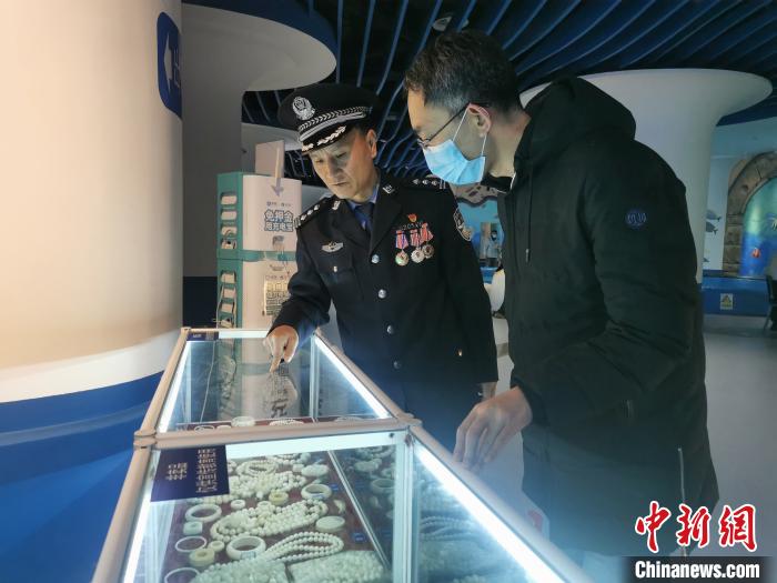 圖為森林警察為游客講解查獲這些象牙制品過程中發(fā)生的真實故事?！∥乃碱?攝