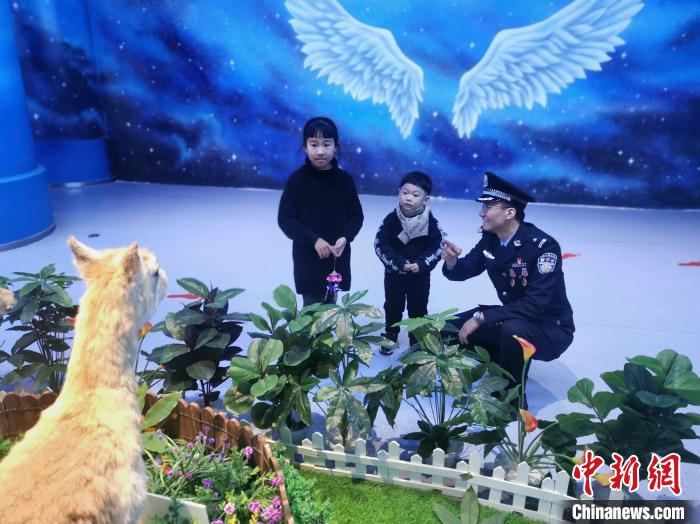 圖為森林警察為小朋友科普野生動物保護知識?！∥乃碱?攝