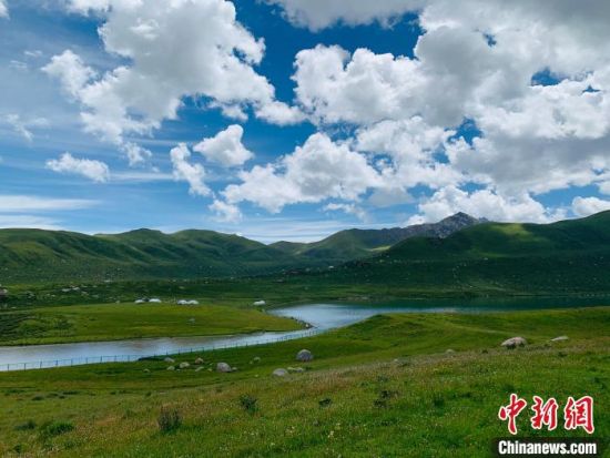 圖為果洛州境內(nèi)的年保玉則。（資料圖）　孫?！z