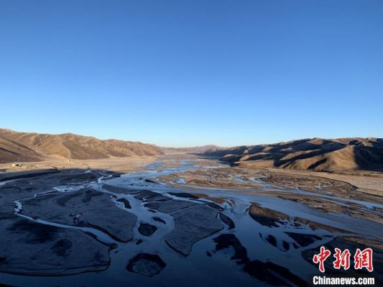 圖為三江源腹地，黃河流經(jīng)達日縣。（資料圖） 孫睿 攝 　　