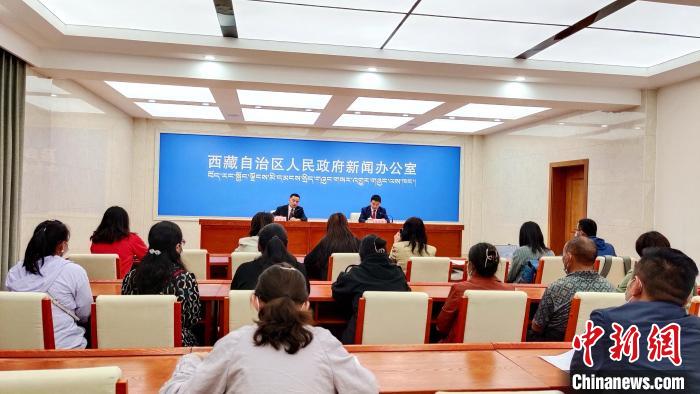 圖為西藏阿里地區(qū)在拉薩召開(kāi)新聞發(fā)布會(huì)，發(fā)布西藏和平解放70年來(lái)阿里地區(qū)經(jīng)濟(jì)社會(huì)發(fā)展成就?！∝暽＠?攝