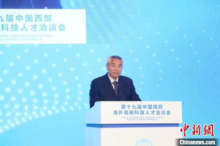 全國(guó)政協(xié)副主席、九三學(xué)社中央常務(wù)副主席邵鴻出席論壇并致辭?！∷拇ㄊ∥y(tǒng)戰(zhàn)部供圖
