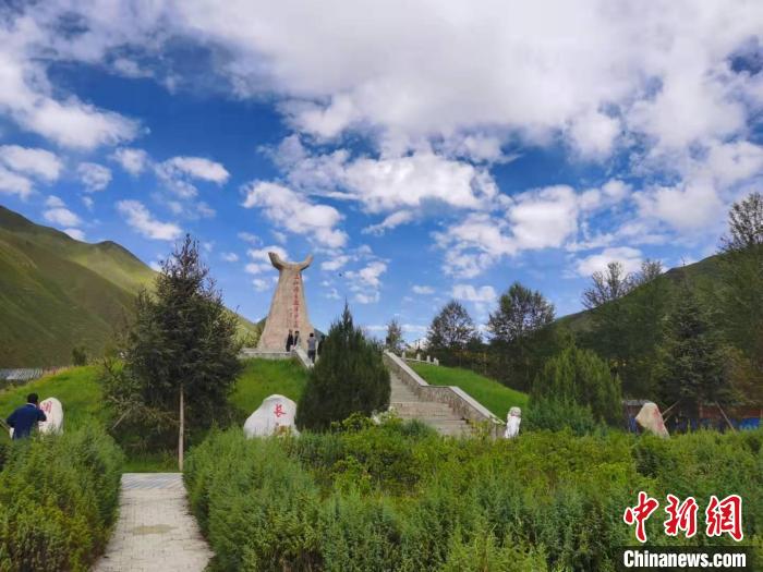 圖為三江源自然保護區(qū)紀念碑?！∏嗪Ｊ∥幕吐糜螐d供圖
