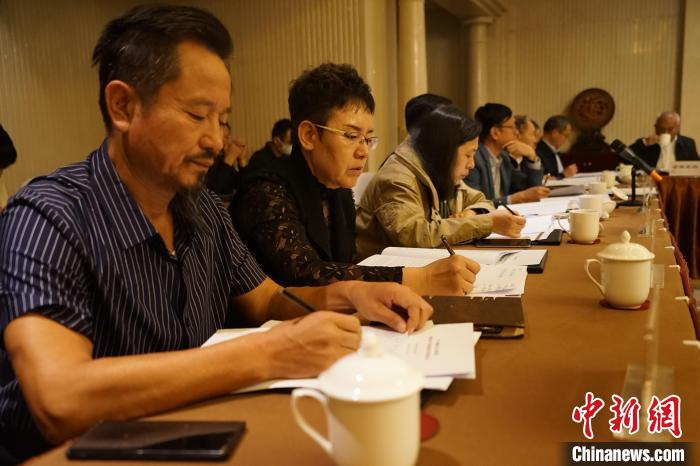 圖為座談會現(xiàn)場?！∨擞隄?攝