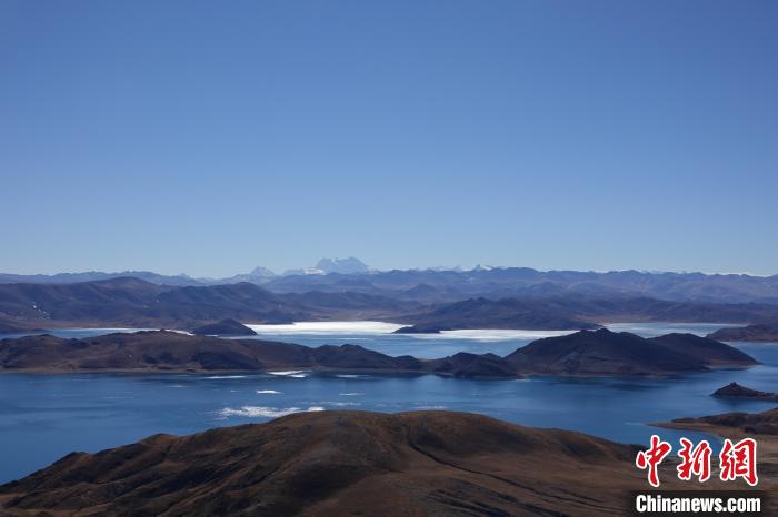 圖為從海拔約5000米的魯日拉觀景臺俯瞰羊湖?！∪轿木?攝