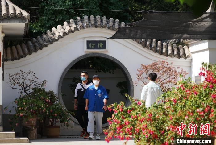 圖為市民在西寧園林植物園內(nèi)觀花賞景?！●R銘言 攝