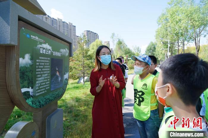 圖為小朋友在青海西寧湟水國家濕地公園內學習濕地知識?！●R銘言 攝