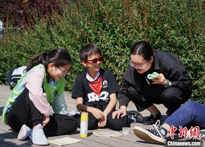 圖為小朋友在青海西寧湟水國家濕地公園內認識植物并進行繪畫?！●R銘言 攝